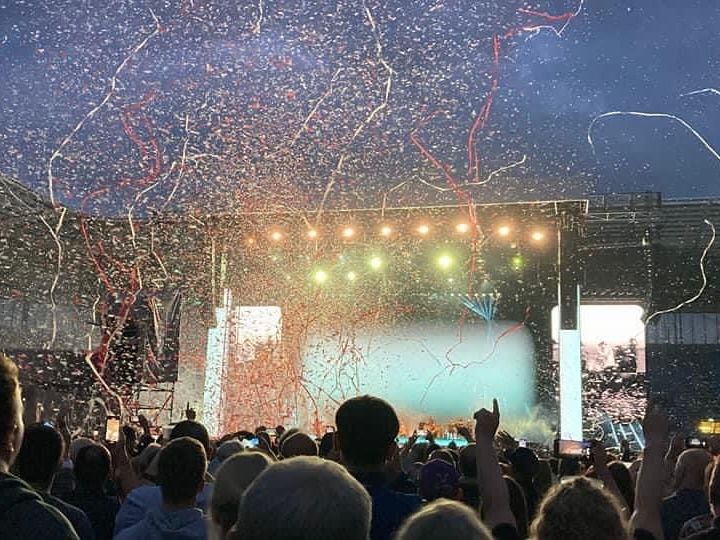 Confetti cannon fires over crowd, Killers concert